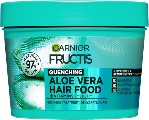 Een turquoise pot Garnier Fructis Aloe Vera Hair Food met labels voor hydratatie en vitamines, geschikt voor uitgedroogd haar.