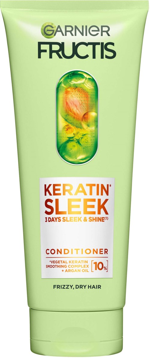 Groene conditionerfles met tekst over keratine en haarvoordelen, ontworpen voor droog, kroes haar.
