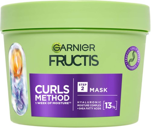 Een groene pot Garnier Fructis haarmasker voor krullend haar, gemarkeerd als stap 2 met vocht en hyaluronzuur.