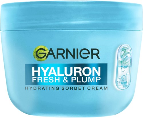 Blauwe pot van Garnier Hyaluron Fresh & Plump hydraterende crème met een doorzichtige zijde die bellen toont.