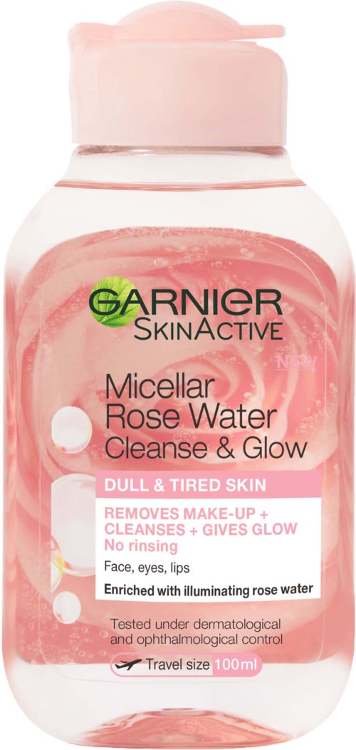 En rosa och klar Garnier hudvårdsflaska märkt för att ta bort smink och rengöra med rosvatten.
