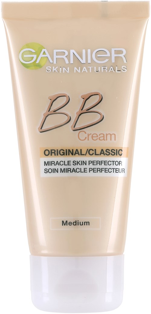 Beige Tube mit weißem Deckel, gekennzeichnet Garnier BB Cream, Medium, für Hautperfektion.