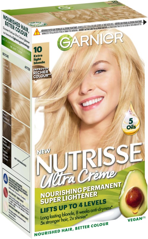 Blonde vrouw met lang haar, glimlachend, op haarverfdoos. De doos vermeldt voedend, helderder en vegan ingrediënten.
