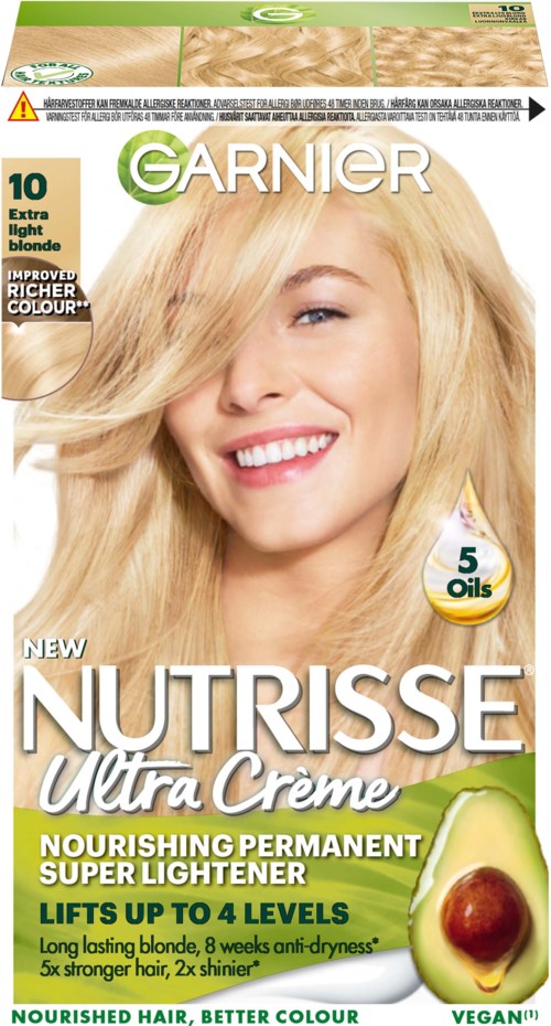 Een blonde vrouw glimlacht en houdt een doos Garnier Nutrisse Ultra Creme haarverf met een avocado-afbeelding en productgegevens.
