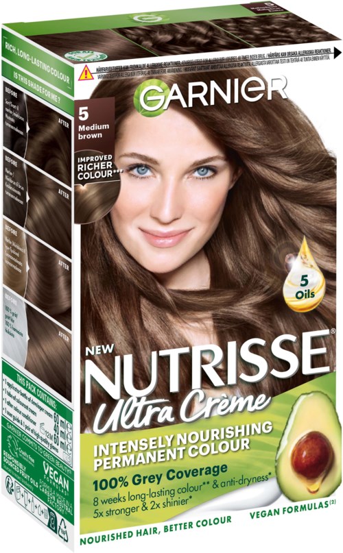 Haarverfdoos toont een lachende vrouw met bruin haar, natuurlijke elementen en tekst over donkere tint, voedende kleur en vegan formule.