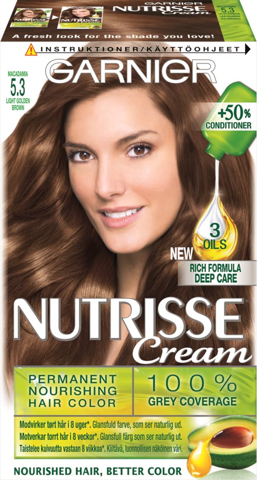En blond kvinna med ett brett leende visar upp färgpaket från Garnier Nutrisse Cream med fokus på oljor och täckning.