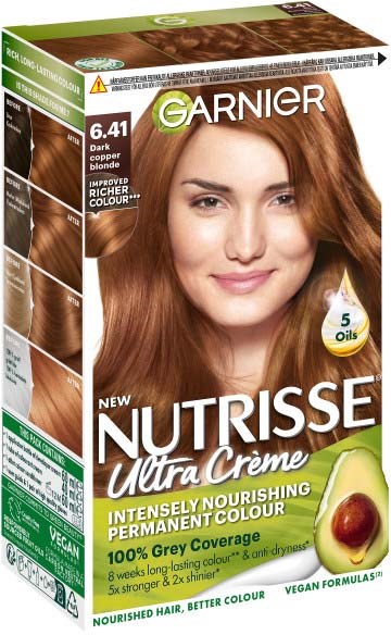 Een doos Garnier haarkleuring met een afbeelding van een vrouw met lang, glanzend, rood haar en een label dat rijke kleur en voedende verzorging benadrukt.