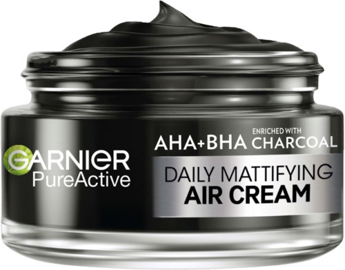Een zwarte pot Garnier Pure Active dagelijkse matterende luchtcrème met actieve kool, verrijkt met AHA+BHA. Label toont productnaam.