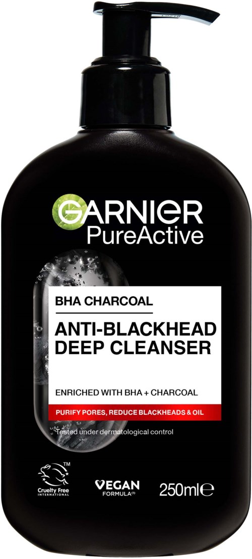 Een zwarte fles met pomp, labelt Garnier PureActive BHA Charcoal Anti-Blackhead Deep Cleanser. Bevat houtskool. Veganistisch.