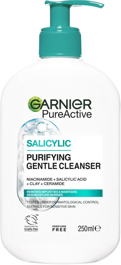 Een witte fles met groene pomp, gelabeld Garnier PureActive Salicylic Purifying Gentle Cleanser, 250 ml.