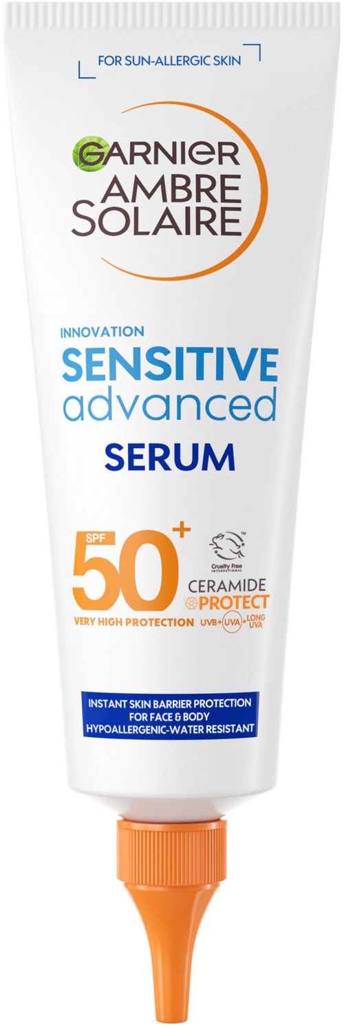 Eine Tube Garnier Ambre Solaire Sensitive Advanced Serum mit SPF 50+ zur Sonnenschutz, orangefarbiger Applikatortip.
