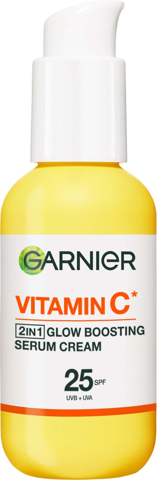 Een gele fles met een witte pomp, gemarkeerd als Garnier Vitamin C serum met SPF 25.