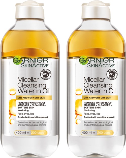 To flasker Garnier SkinActive micellar rensende vann i olje for tørr hud. De har hvite lokk og gulaktig væske.