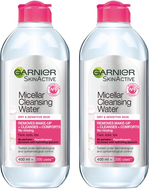 To flasker Garnier Micellar Rensende Vann for tørr og sensitiv hud, hver på 400 ml, egnet for å fjerne sminke og rengjøring.