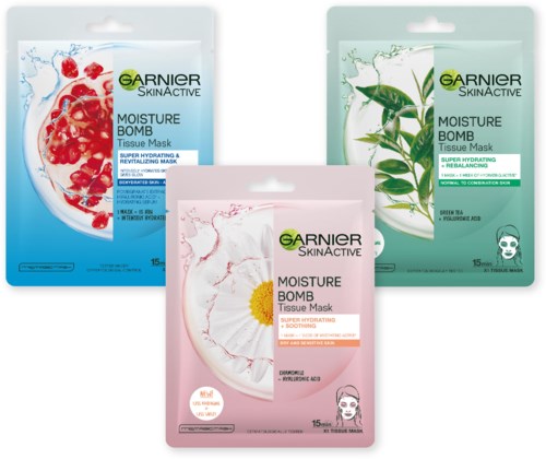 Tre Garnier SkinActive fuktbomb tissue masks med olika ingredienser och förpackningsfärger.