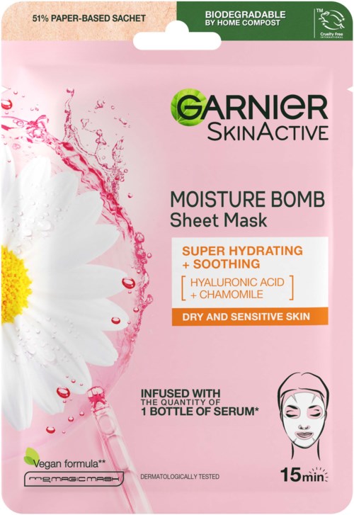 Een roze sheetmasker voor droge, gevoelige huid met hyaluronzuur en kamille, blijft 15 minuten zitten.