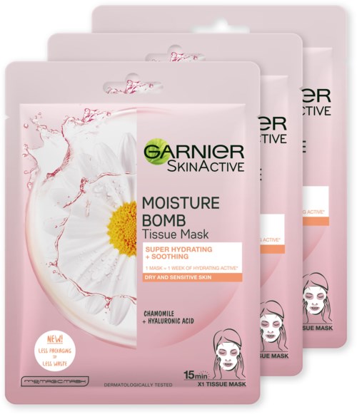 Tre rosa poser med Garnier SkinActive Moisture Bomb tissue maske med kamille og hyaluronsyre.