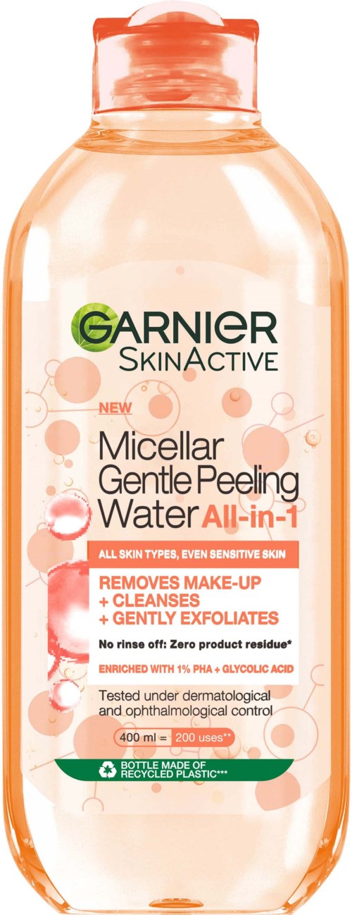 Een doorzichtige plastic fles met roze en witte label, bevat Garnier SkinActive micellair water voor make-up verwijdering.