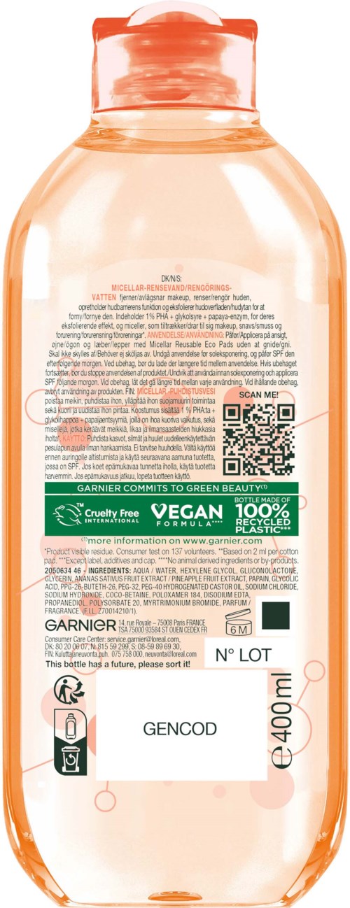 Een doorzichtige fles met oranje dop, veel tekst, groene 'Vegan 100%' en een QR-code op het etiket.