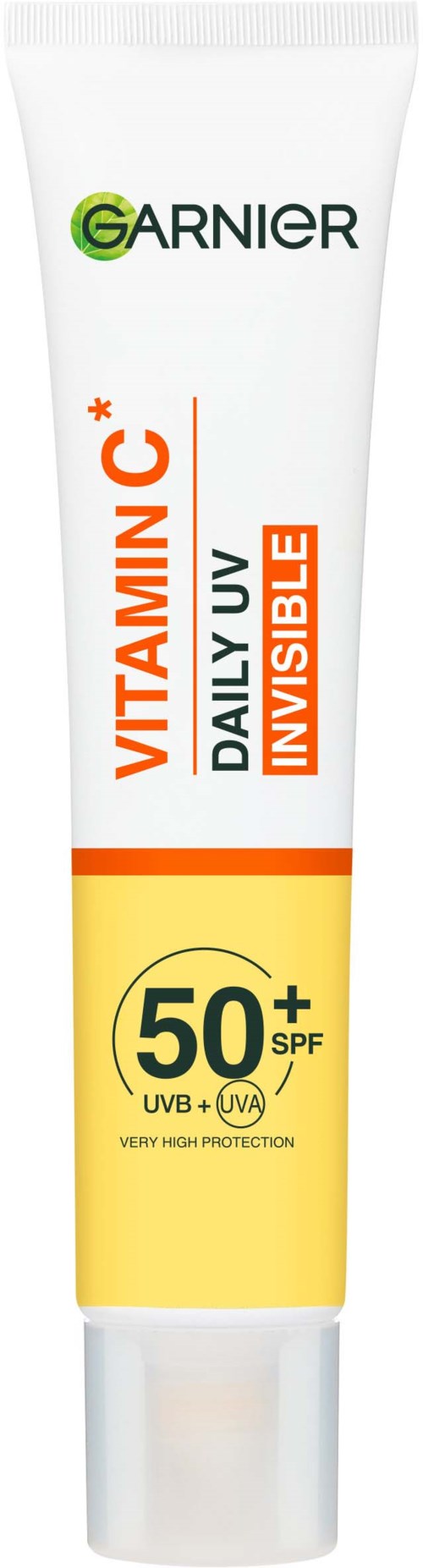 Een tube Garnier Vitamin C dagelijkse UV-bescherming met SPF 50+, gemarkeerd als onzichtbaar en zeer hoge bescherming.