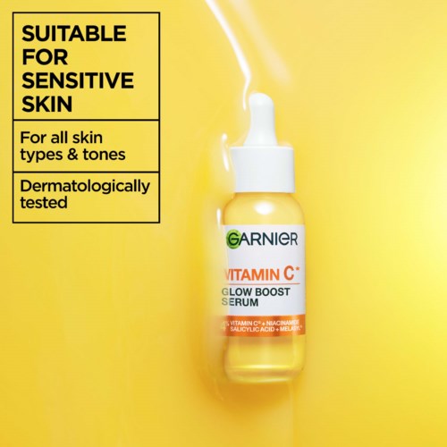 Garnier Vitamin C-serumflaske med dråpeteller på en gul bakgrunn, fremhever sensitiv hud og ingredienser.