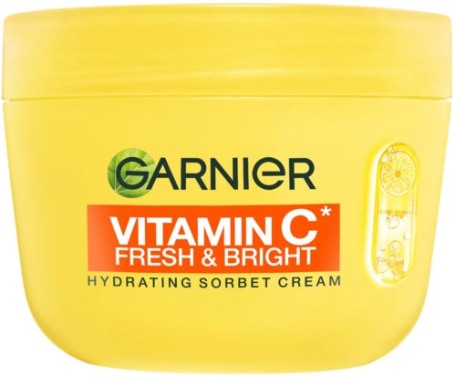 En gul behållare av Garnier Vitamin C återfuktande sorbetkräm med citronillustration.