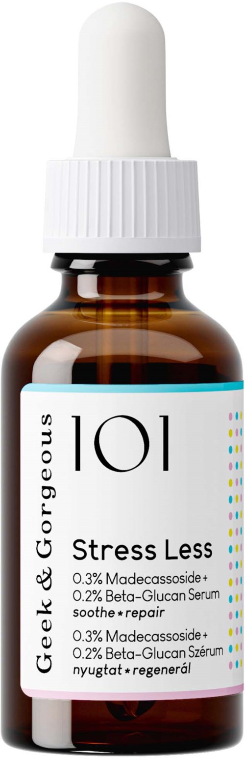 Klein bruine fles met witte pipetdop, getiteld 'Stress Less' gezichtsserum, bevat ingrediënten zoals Madecassoside en Beta-Glucan.
