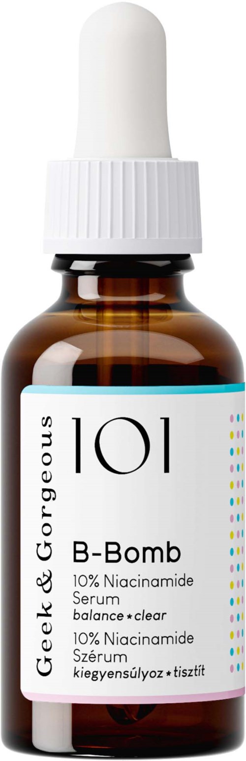 Een bruin glazen fles met een witte pipetdop. Het label heeft de naam 'B-Bomb' en vermeldt niacinamide serum.