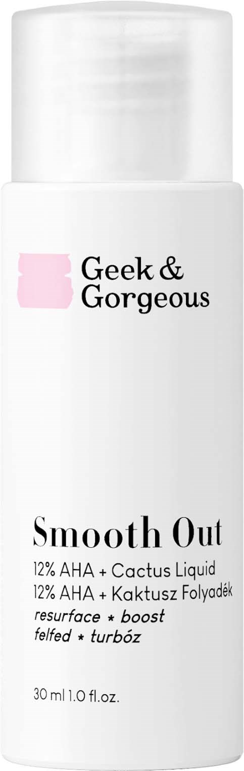 Een witte fles met roze en zwarte tekst die skincare-product genaamd Smooth Out promoot. Het vermeldt ingrediënten en voordelen.