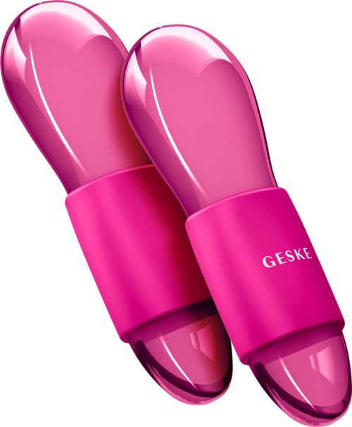 Zwei pinke Hausschuhe mit glänzender Oberfläche und einem pinken Band, eines trägt die Aufschrift 'GESKE'.