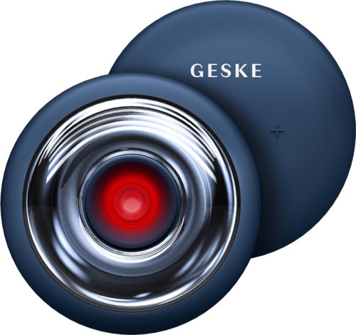 Eine blaue Kamera mit einem roten Mittellinse und dem Markennamen Geske.