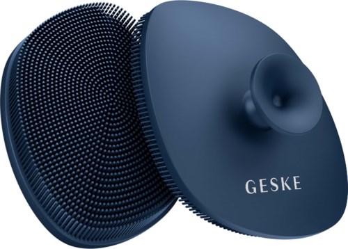 Eine dunkelblaue Gesichtsreinigungsbürste mit weichen Silikonborsten und dem Markennamen Geske.