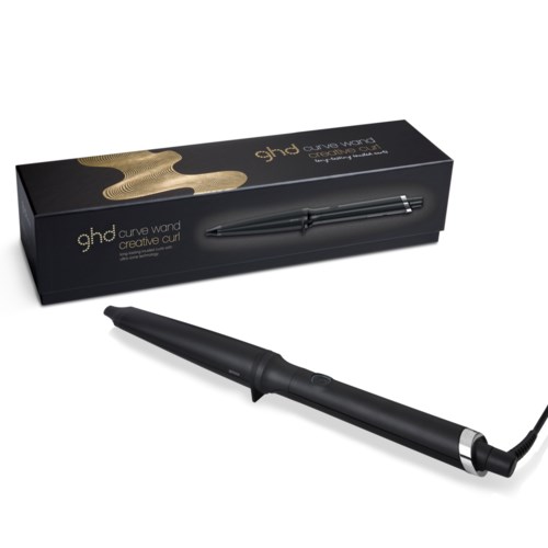 En svart locktång med en strömbrytare, placerad utanför en svart box märkt "ghd curve wand creative curl."