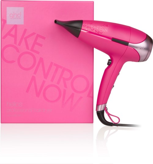 Pink hårtork bredvid en rosa låda med texten 'Bake Control Now'.