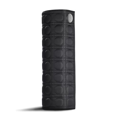 Een lange, zwarte, gestikte hoes met ronde patronen, waarschijnlijk voor één item, met een klein zilveren logo bovenaan.