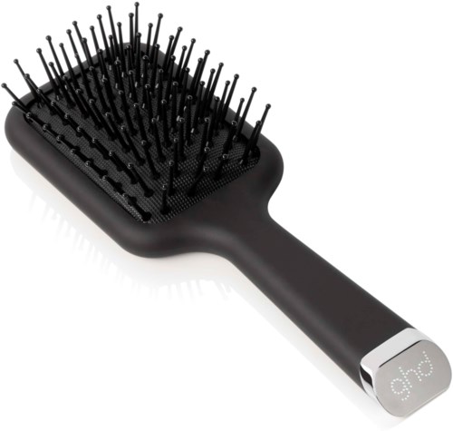 Eine schwarze Haarbürste mit flacher Basis und vielen langen, dünnen Borsten. Sie hat einen Griff mit silberner Endkappe.