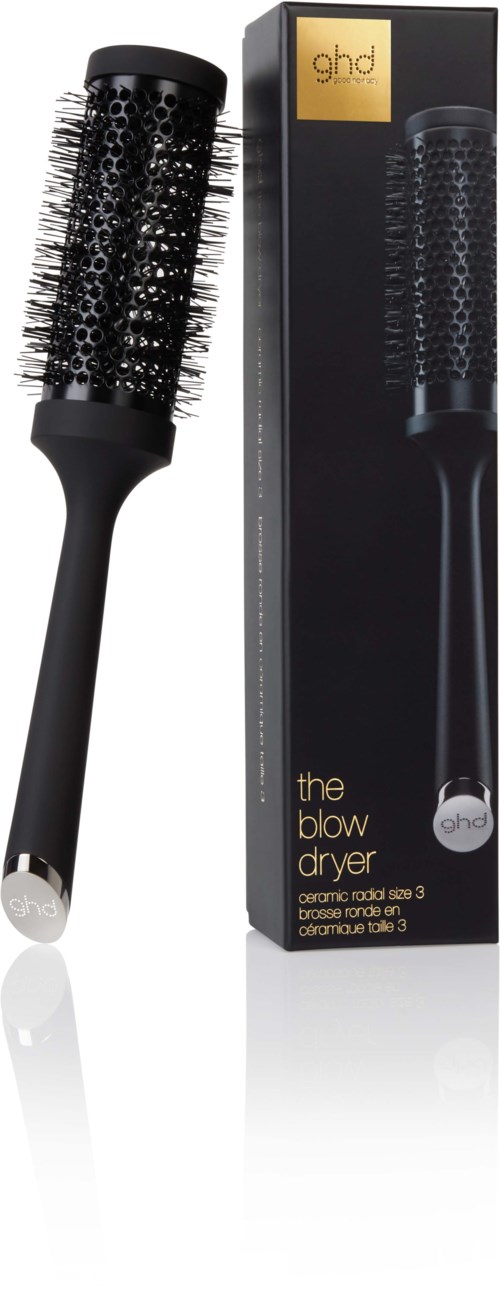 Ein schwarzer runder Pinsel mit langem Griff, kommt in einer Box mit der Aufschrift 'GHD'. Es ist ein Haartrockner-Aufsatz.
