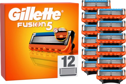 Eine Verpackung mit Gillette Fusion 5 Rasierklingen, 12 Stück, mit mehreren Rasierern daneben.