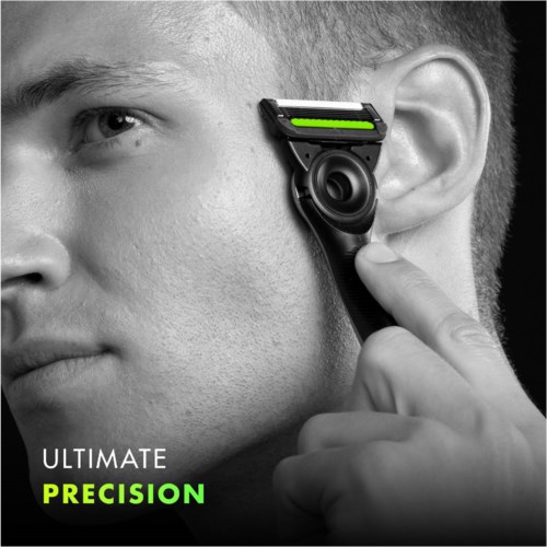 Ein Mann rasiert sein Gesicht. Rasierer hat einen grünen Streifen, und unten steht 'ULTIMATE PRECISION'.