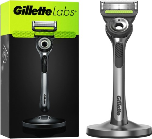 Ein Gillette Labs Rasierer mit Ständer, in Grau und Schwarz. Die Verpackung ist grün und schwarz.