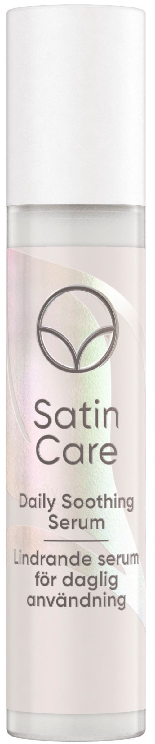 Eine weiße Flasche mit Aufschrift 'Satin Care Daily Soothing Serum' und sanften rosa Akzenten. Sie hat eine Pumpaufsatz.