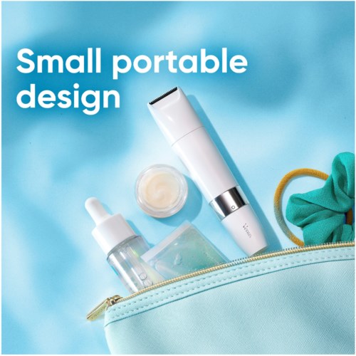 Eine kleine Reisetasche enthält Hautpflegeartikel, darunter einen Sprühnebel, Creme und eine Pipette, vor blauem Hintergrund.