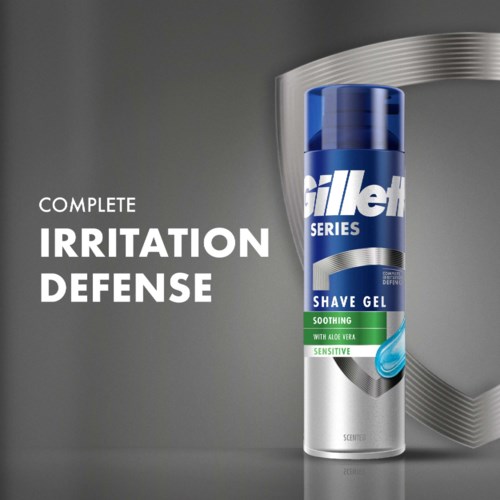 Eine Gillette Rasiergel-Dose mit blauer Kappe und grüner Etikette. Darauf steht 'Soothing' und 'Sensitive'.