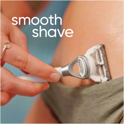 Eine Person rasiert ihr Bein mit einem Rasierer, mit den Worten "smooth shave" auf dem Bild.