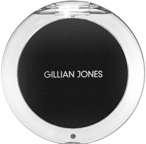 Een compacte, ronde make-upspiegel met een zwarte achtergrond en witte tekst die 'GILLIAN JONES' zegt.