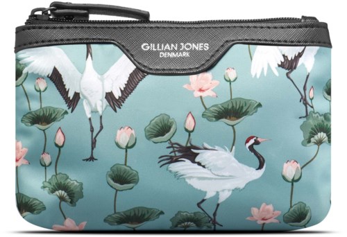 Een tas met zwanen en waterlelies, voorzien van een zwarte rits en het label Gillian Jones Denmark.