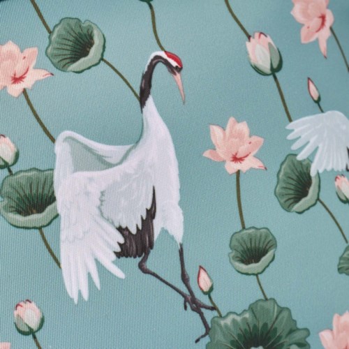 Een kraanvogel staat op waterlelies tussen roze bloemen op een blauwe achtergrond.