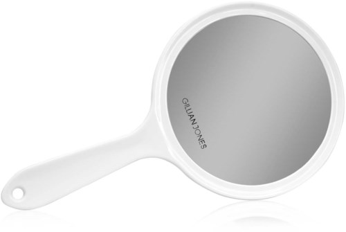 Een witte handspiegel met de merknaam Gillian Jones op het reflecterende oppervlak.