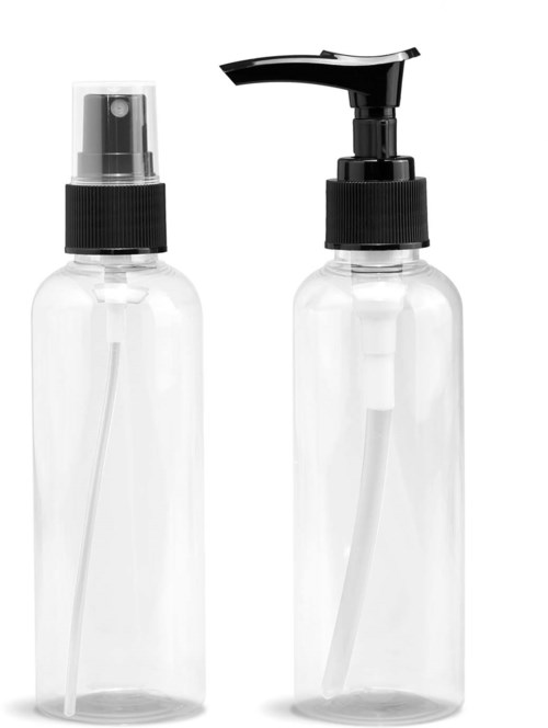 Twee doorzichtige plastic flessen, één met een spraydop en één met een pomp, waarschijnlijk voor vloeistoffen zoals zeep of desinfecterend middel.