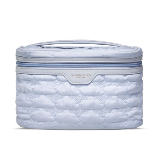 Een witte quilted tas met rits en de merknaam Gillian Jones, Denemarken, aan de voorkant.